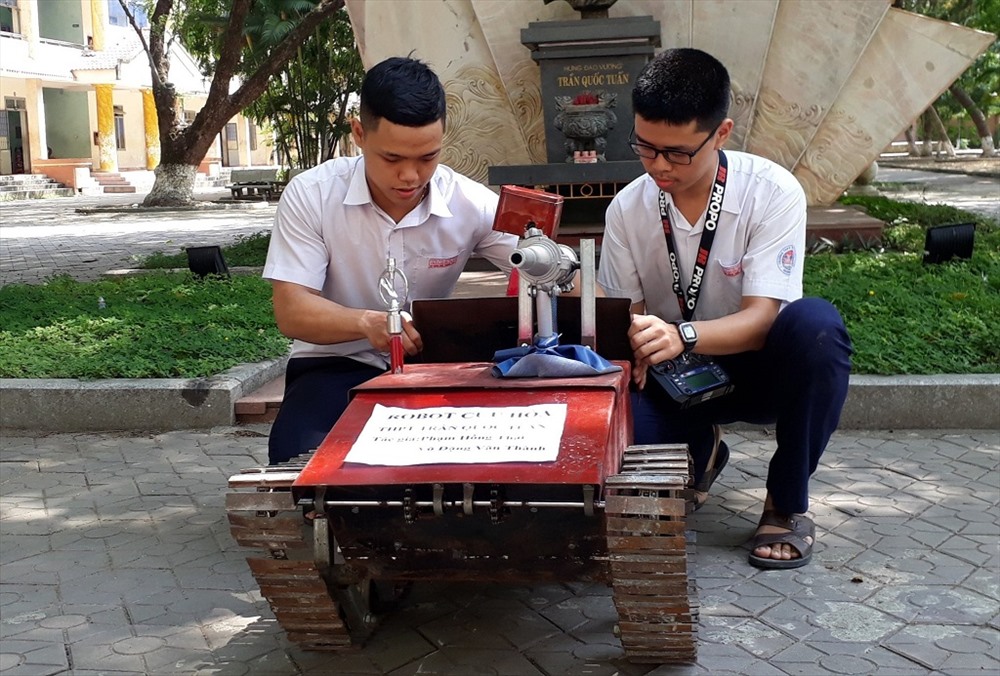 Em Thái và em Thành cùng chế tạo thành công mô hình Robot cứu hỏa.