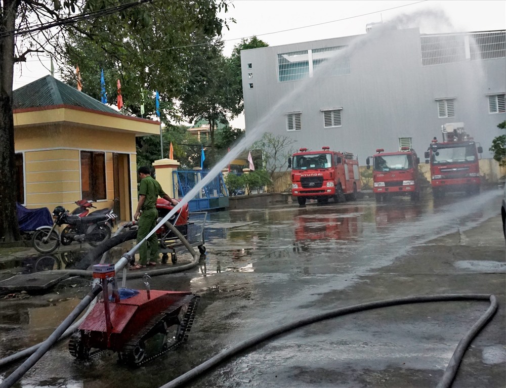 Mô hình Robot cứu hỏa của em Thái và Thành được thực nghiệm tại cảnh sát PCCC tỉnh Quảng Ngãi.