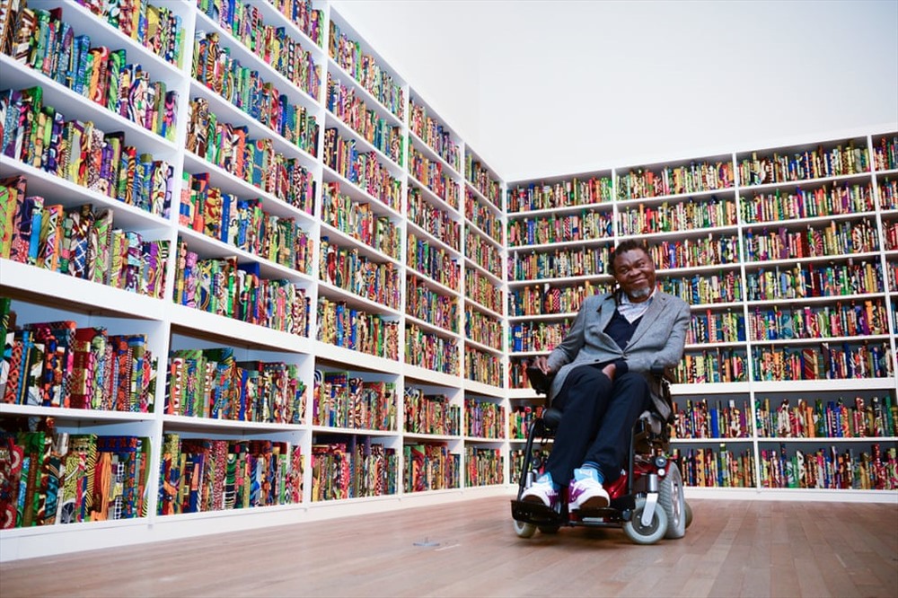 Yinka Shonibare với những tác phẩm của mình ở Thư viện Anh, tại Tate Modern (Ảnh: Rebecca Brown / PA tại London - Anh)