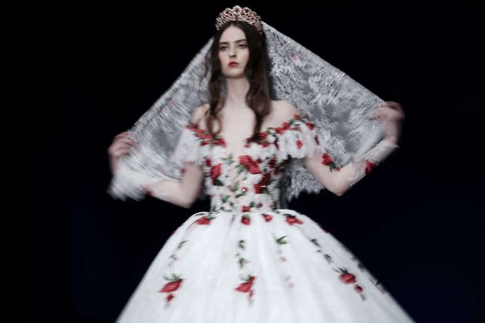 Người mẫu đi trên đường băng trong buổi trình diễn Amelia Casablanca tại Sposaitalia Collezioni, sự kiện quan trọng trong chương trình mặc đồ cô dâu của quốc tế (Ảnh: Vittorio Zunino Celotto / Getty Images tại Milan - Italy)