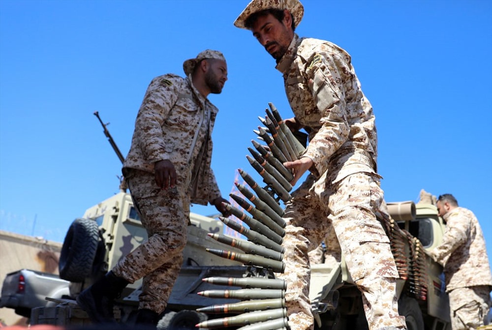 Một chiến binh từ lực lượng Misrata Viking chuẩn bị cho trận đấu tiền tuyến (Ảnh: Hani Amara / Reuters tại Tripoli - Libya)