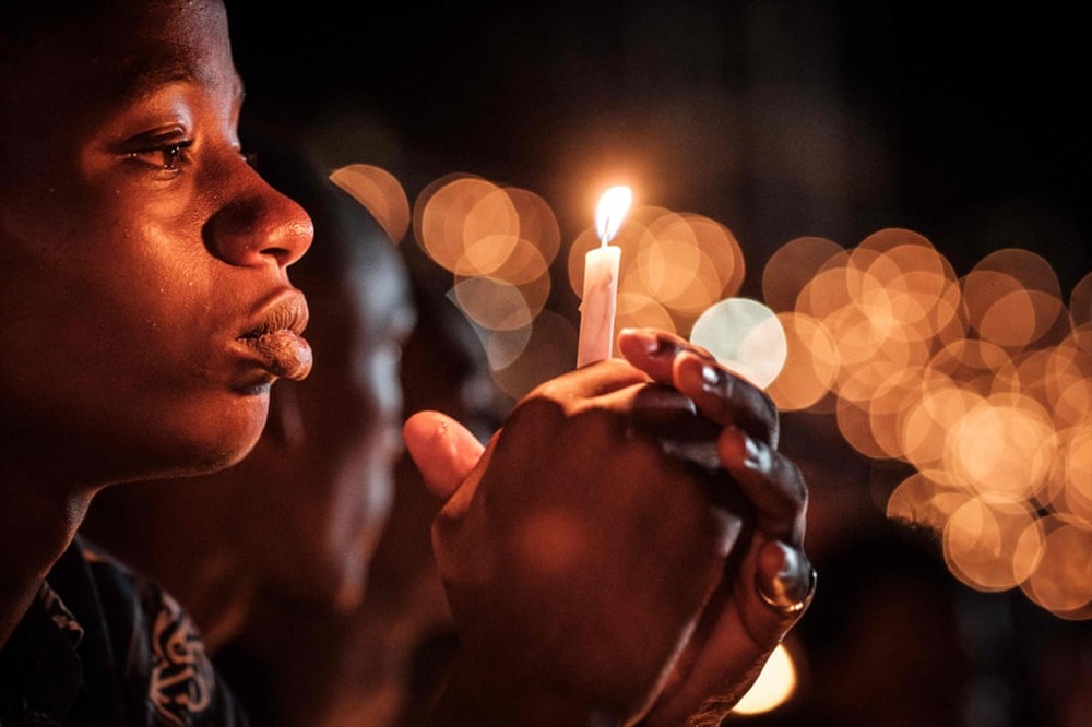 Nhiều người thắp nến suốt đêm và cầu nguyện tại sân vận động Amahoro trong lễ kỷ niệm 25 năm của cuộc diệt chủng năm 1994 (Ảnh: Yasuyoshi Chiba / AFP / Getty Images tại Kigali - Rwanda)