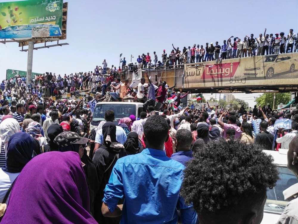 Những người biểu tình tập trung trước trụ sở quân đội ở thủ đô, kêu gọi quân đội tham gia ép buộc lãnh đạo Omar al-Bashir’s từ chức (Ảnh: AFP / Getty Images tại Khartoum - Sudan)