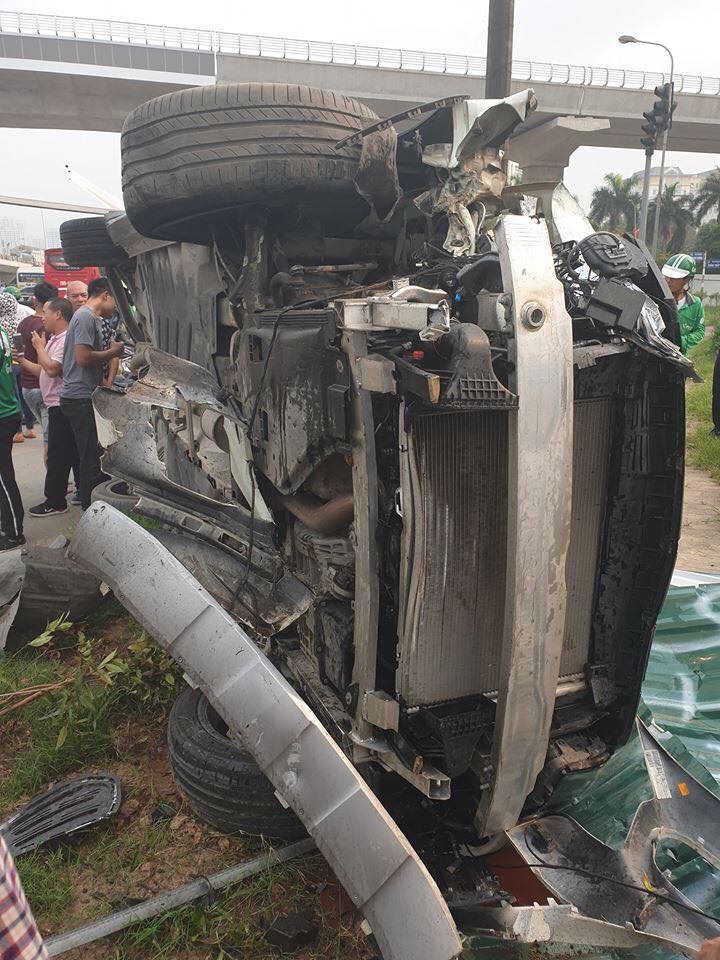 Vụ tai nạn diễn ra vào khoảng 8h20 ngày 9.4 tại Cầu vượt Mai Dịch- cầu Giấy. 