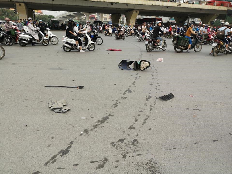Theo nhân chứng, người phụ nữ điều khiển xe Mercedes GLC 300 mang biển số 30a80015 di chuyển theo hướng từ Phạm Văn Đồng- Xuân Thủy thì tông vào hàng loạt xe máy đang di chuyển. 