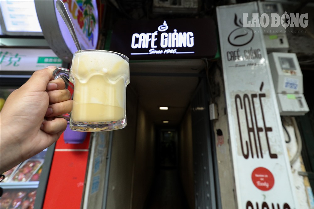 Cafe Giảng là một trong những quán cafe lâu đời nhất tại Hà Nội. Cafe Giảng không chỉ nổi tiếng bởi món thức uống cafe, mới đây, món “Bia trứng” độc đáo trong menu của tiệm cafe này.