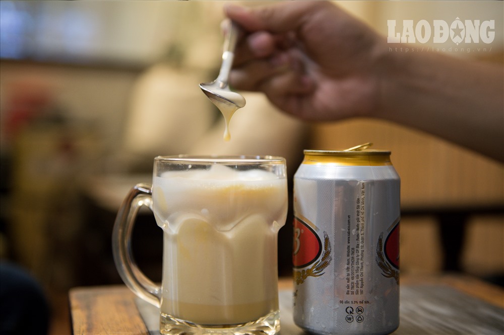 Theo miêu tả của phóng viên hãng thông tấn Pháp AFP, món đồ uống lạ này là sự kết hợp hài hòa giữa bia lạnh với lòng đỏ trứng đánh tơi cùng một chút đường, một chút bơ tạo thành lớp kem béo ngậy phía trên.