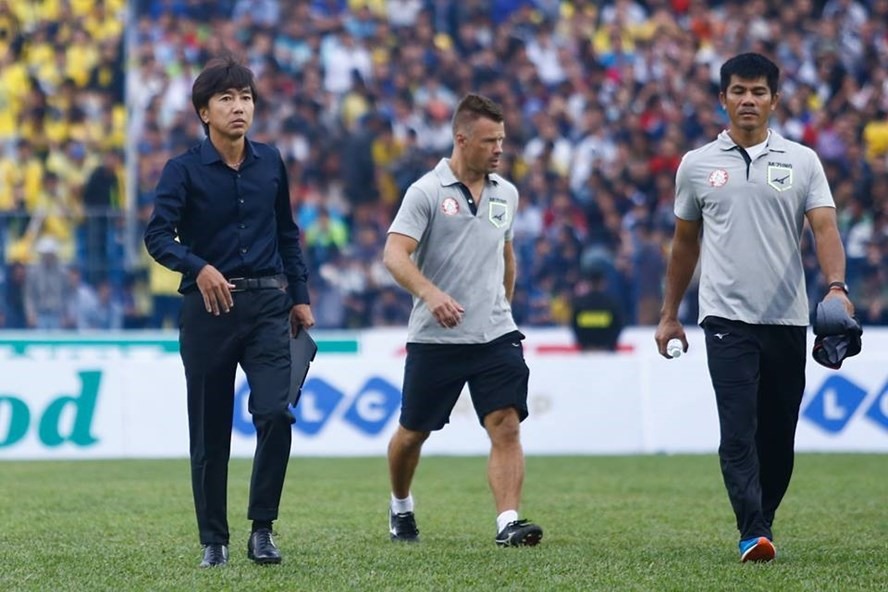 HLV Miura (trái) trong ngày ra mắt V.League 2018. Ảnh: Thuỳ Minh