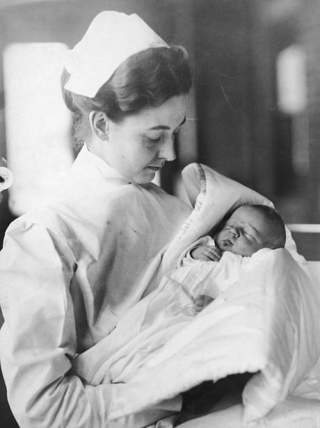 Một y tá đang bế em bé sơ sinh có tên Lucien Smith. Mẹ của em bé - bà Eloise - đang mang thai thì cùng chồng trở về Mỹ sau tuần trăng mật trên chuyến tàu định mệnh. Cha của Lucien đã qua đời trong thảm họa chìm tàu. Người mẹ sau này tái hôn với một người đàn ông cũng sống sót sau vụ chìm tàu Titanic có tên Robert P. Daniel. 