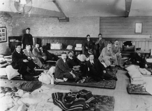 Những người sống sót sau vụ đắm tàu ​​đã được cứu sống ở Millbay Docks, Plymouth, trên bờ biển nước Anh. Họ dường như kiệt sức và bi kịch sẽ để lại dấu ấn không thể xóa nhòa trên khuôn mặt họ. 