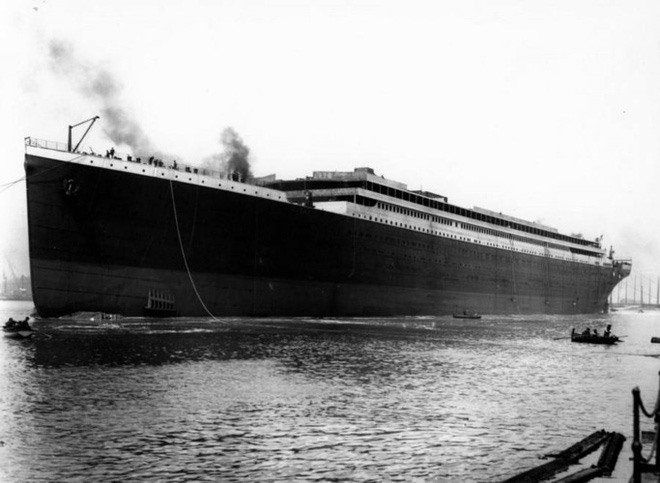 Titanic là tàu vượt đại dương lớn nhất thế giới trong thập niên 1910, khi hoàn tất, nó được ví như một “kình ngư bất khả chiến bại” trên đại dương, không thể bị đánh chìm.  
