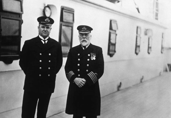 Thuyền trưởng Edward J. Smith (bên phải) và đồng nghiệp, người quản lý Hugh Walter McElroy, chụp trên boong tàu Titanic.