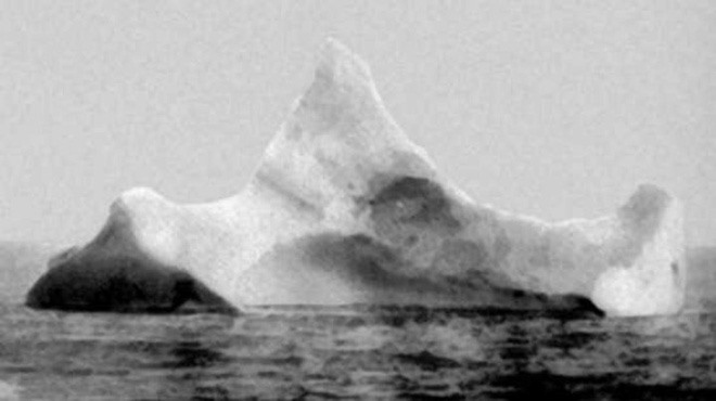 Bức ảnh tảng băng trôi khổng lồ do thuyền trưởng W. F. Wood trên tàu S. S. Etonian chụp ngày 12/4/1912 rất có thể là bức hình duy nhất chụp tảng băng làm chìm tàu Titanic.  