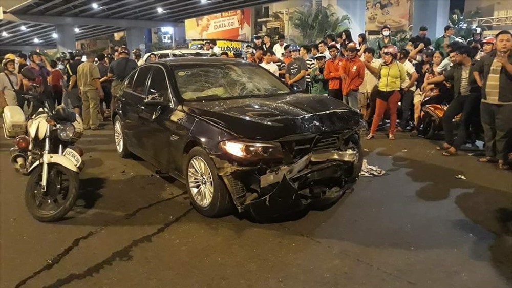 Hiện trường vụ xe BMW tông hàng loạt xe máy khiến một người chết, nhiều người bị thương ở ngã tư Hàng Xanh 
