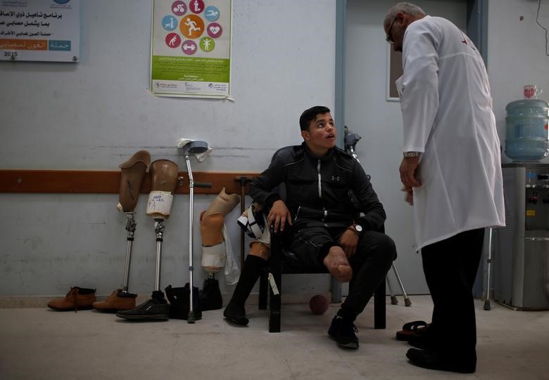 Mohammad Alewa (19 tuổi) bị mất chân phải sau khi bị lực lượng Israel bắn trong một cuộc biểu tình ở biên giới Israel-Gaza. Alewa đang chờ đợi để được gắn một chi nhân tạo ở thành phố Gaza vào ngày 2.4