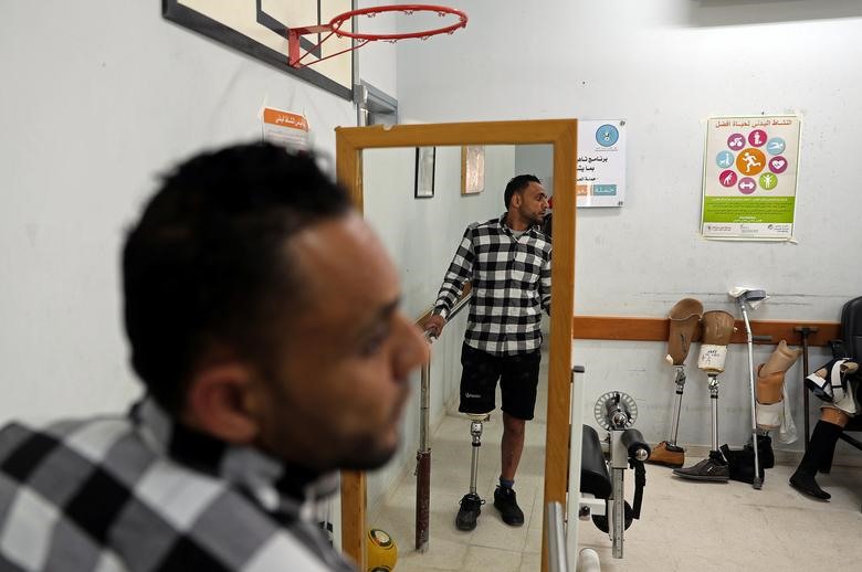 Anh Palestinian Basim Abu Obaid, 32 tuổi đang ướm thử chiếc chân giả anh mới lắp.