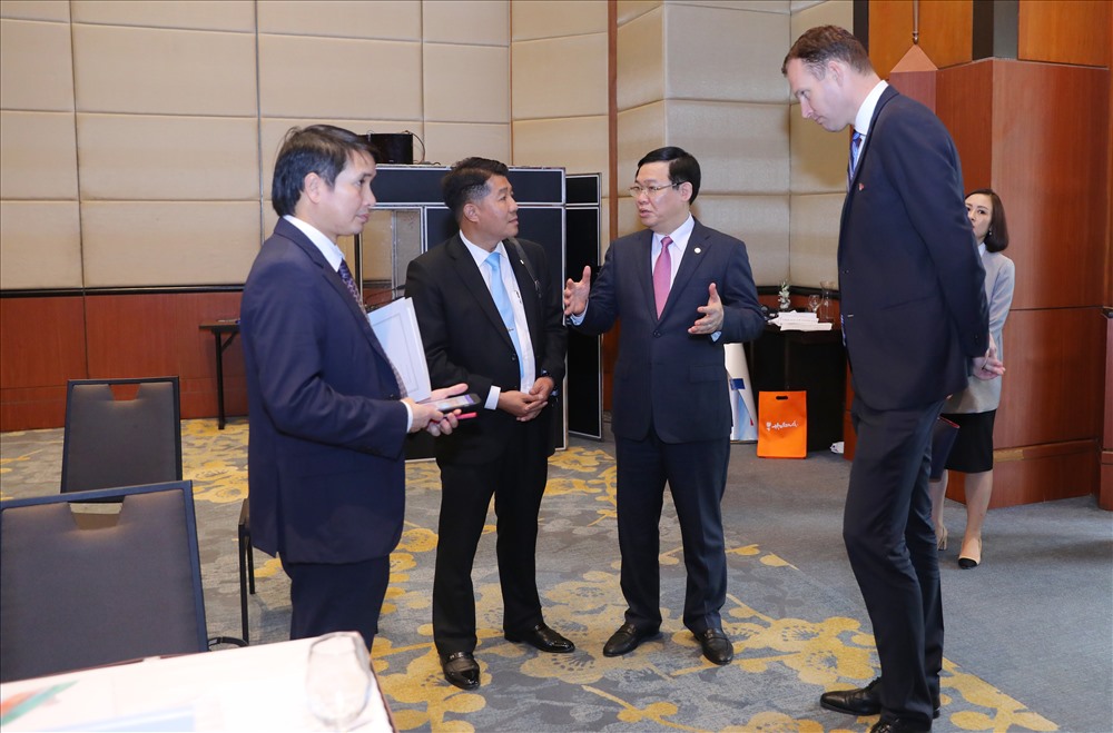 Ông Vũ Mạnh Hùng (thứ 2, trái qua) và ông Gabor Fluit (bìa phải) đã được Phó Thủ tướng Vương Đình Huệ (thứ hai, phải qua) trao đổi các vấn đề về phát triển chăn nuôi. Ảnh: M.H