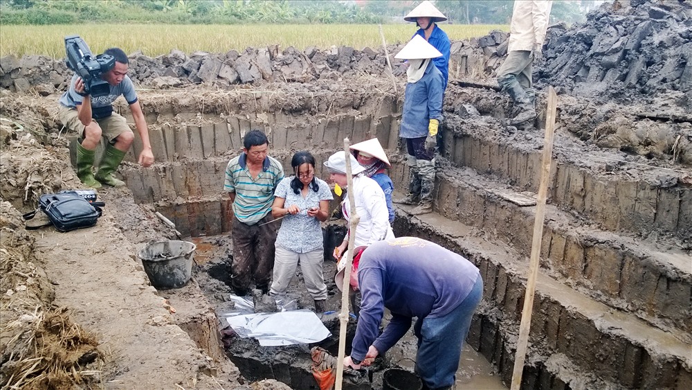 Cũng trong phường Nam Hòa, bãi cọc đồng Má Ngựa được phát hiện và tiến hành khảo sát, khai quật vào năm 2009, có phạm vi bảo vệ rộng khoảng 40ha. Bãi cọc này nằm ở cửa sông Kênh, cách bãi cọc đồng Vạn Muối khoảng 1 km về hướng Nam, với trên 200 cọc. Hiện, bãi cọc đồng Má Ngựa cũng nằm sâu dưới lớp bùn. Trong ảnh là TS Lê Thị Liên - Viện khảo cổ học và các chuyên gia Mỹ, Anh, Úc, Nhật khai quật khảo cổ học bãi cọc đồng Má Ngựa năm 2013. Ảnh: Ngô Đình Dũng.