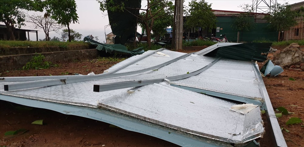 Cây cối gãy đổ, mái tôn bay hàng chục mét - Ảnh: Sơn Nguyễn