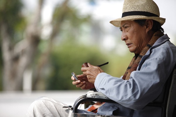 Hình ảnh người ông già lớn tuổi trong gia đình nhiều thế hệ của Lê Bình trong Đam mê nghiệt ngã. 