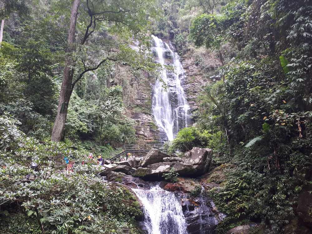 Thác khe Kèm nằm sâu trong vùng lõi vườn quốc gia Pù Mát, huyện Con Cuông. Có độ cao trên 500m được ví như giải lụa trắng của người Thái