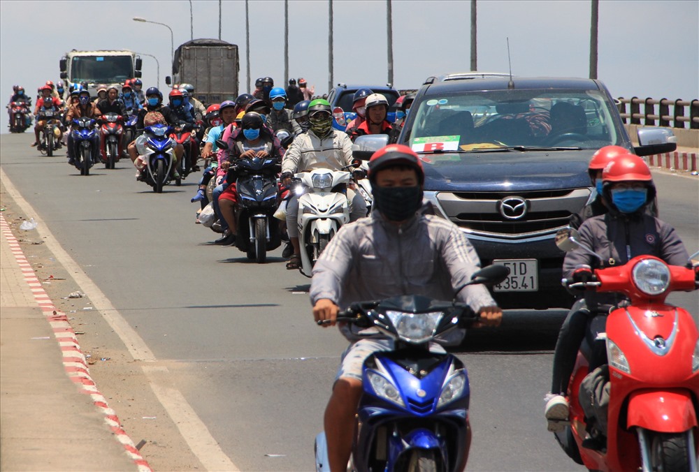 Hàng ngàn người sử dụng xe máy để về quê nghỉ lễ.