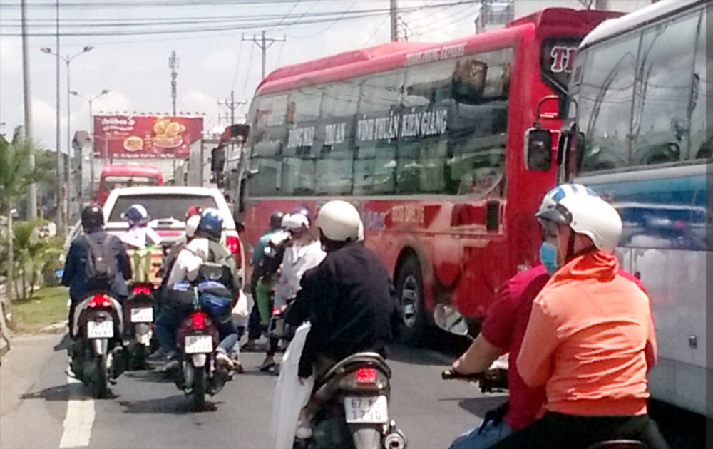 Lượng người và phương tiện đổ về phà Vàm Cống càng lúc càng đông.