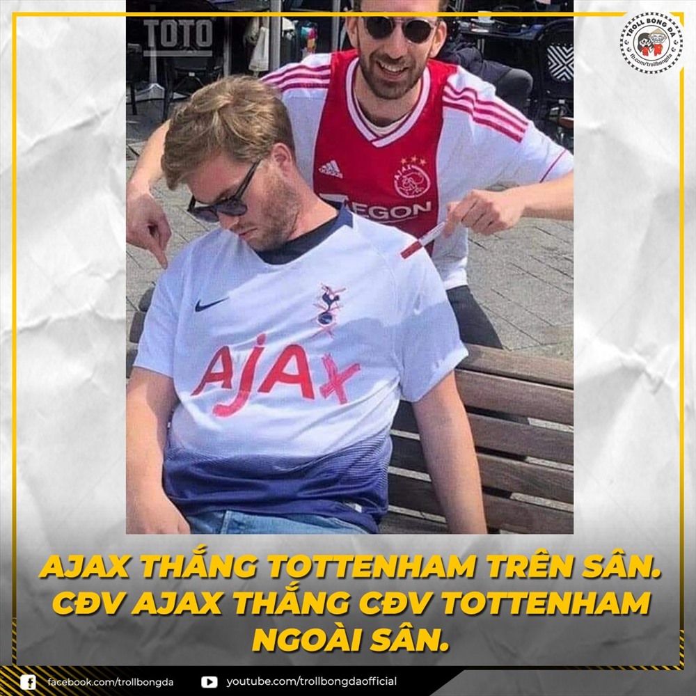 CĐV Ajax chế giễu fan Tottenham bằng việc sửa tên nhà tại trợ của “Gà trống” thành chữ Ajax. 