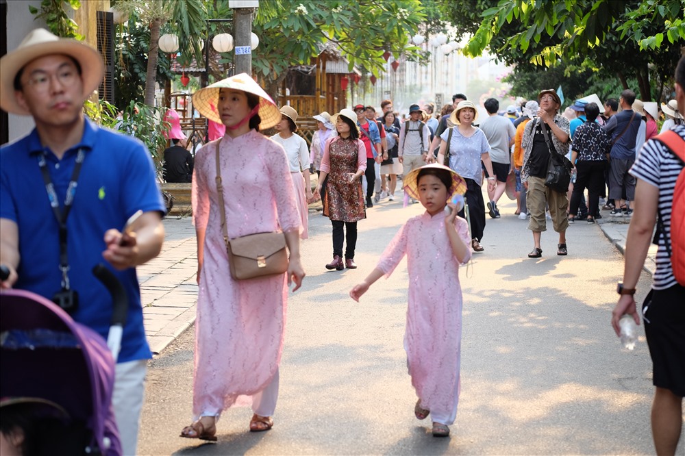 Dịp nghỉ lễ 30.4 và 1.5, tại phố cổ Hội An, tỉnh Quảng Nam, những ngày qua đã đón một lượng khách trong nước và ngoài nước đến tham quan du lịch, khiến phố cổ luôn trong tình trạng “chật kín”.