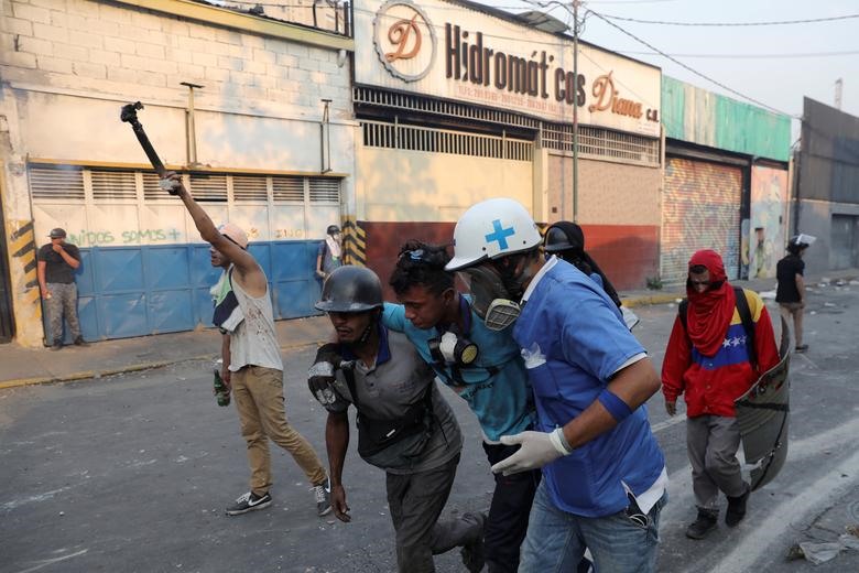 Một người ủng hộ phe đối lập được điều trị sau khi trúng hơi cay. Tổng thư ký Liên Hợp Quốc Antonio Guterres kêu gọi các bên ở Venezuela  kiềm chế tối đa nhằm tránh bạo lực và bày tỏ sẵn sàng làm trung gian hòa giải.