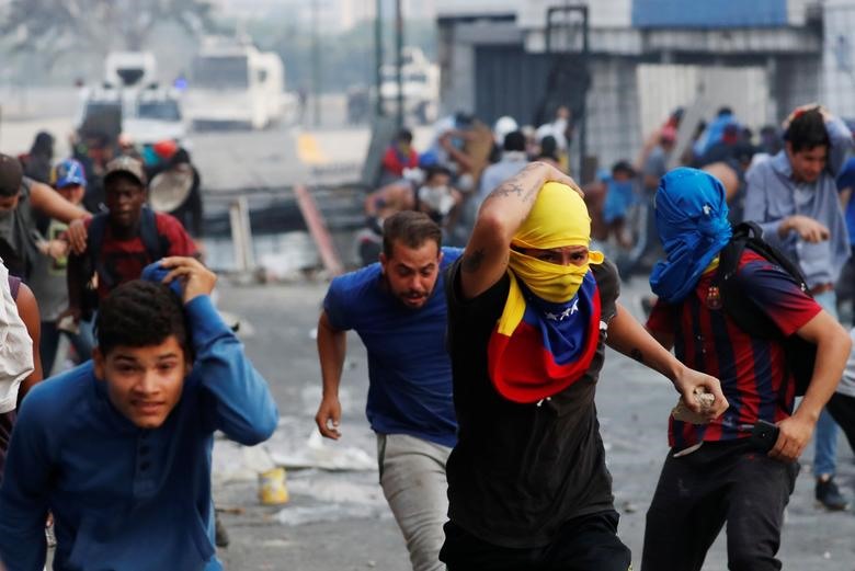 Các cuộc đụng độ diễn ra giữa những người ủng hộ ông Guaidó và các xe quân đội. Người biểu tình dùng đá để ném quân đội, đốt phá xe cộ, nhưng bị đẩy lùi bởi hơi cay và vòi rồng.