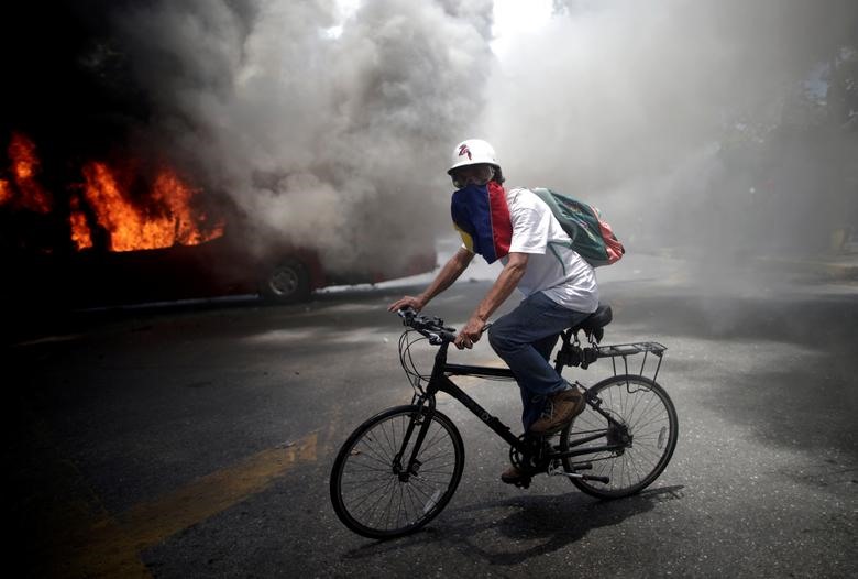 Tình hình bất ổn trầm trọng tại thủ đô Caracas khiến chính phủ nhiều nước Nam Mỹ vô cùng lo ngại. Phó tổng thống Brazil Hamilton Mourao cho rằng tình trạng ở Venezuela giờ “không thể quay đầu“. 