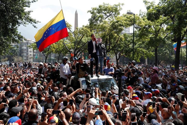 Cuộc tranh giành quyền lực giữa ông Maduro và ông Guaidó, người lãnh đạo Quốc hội do phe đối lập bầu, bắt đầu từ tháng Một. Ông Guaidó tuyên bố mình là lãnh đạo lâm thời và đã được hàng chục quốc gia công nhận, nhưng ông Maduro vẫn nắm quyền.