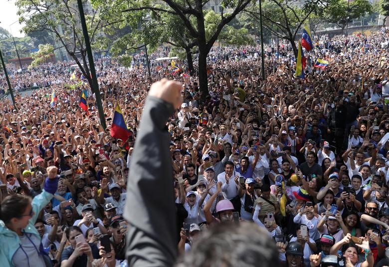 Vào sáng ngày 30.1, ông Guaidó xuất hiện trong một video trên mạng xã hội cùng với một lãnh đạo phe đối lập khác, Leopoldo López, người bị quản thúc tại gia kể từ khi bị kết tội xúi giục bạo lực trong các cuộc biểu tình chống chính phủ năm 2014.