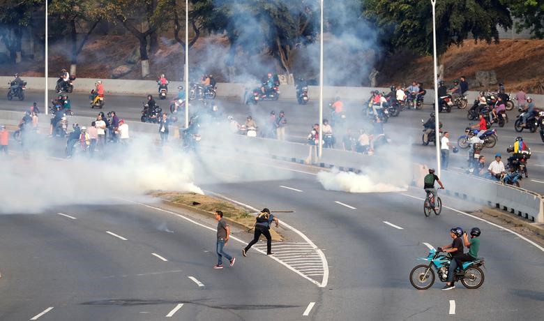 Những người ủng hộ phe đối lập Venezuela hôm nay đụng độ với lực lượng quân đội trung thành với Tổng thống Nicolas Maduro bên ngoài căn cứ không quân La Carlota ở thủ đô Caracas, sau khi một nhóm binh sĩ đứng về phía thủ lĩnh đối lập Juan Guaido để lật đổ chính phủ.