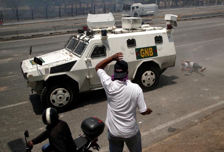 Người biểu tình chống chính phủ thậm chí tìm cách chiếm sân bay thủ đô được bảo vệ bởi xe thiết giáp.