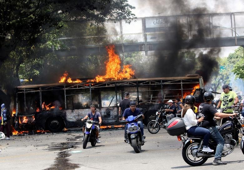 Đường phố thủ đô Venezuela trở nên hỗn loạn với khói lửa, gạch đá và hơi cay. Đợt biểu tình và bạo động ngày 30.4 được đánh giá là thách thức nghiêm trọng nhất Tổng thống Nicolas Maduro và phe chính phủ phải đối diện từ khi Juan Guaido, người từng giữ chức chủ tịch quốc hội Venezuela, tự tuyên bố trở thành tổng thống. 
