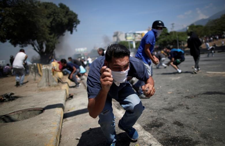 Lãnh đạo trung tâm y tế gần khu vực xảy ra các vụ đụng độ cho biết gần 50 người bị thương đã được chuyển đến đây chờ điều trị. Một nửa số nạn nhân bị thương vì đạn cao su được sử dụng bởi lực lượng an ninh ủng hộ Tổng thống Maduro. Ít nhất một người bị thương bởi đạn thật. 