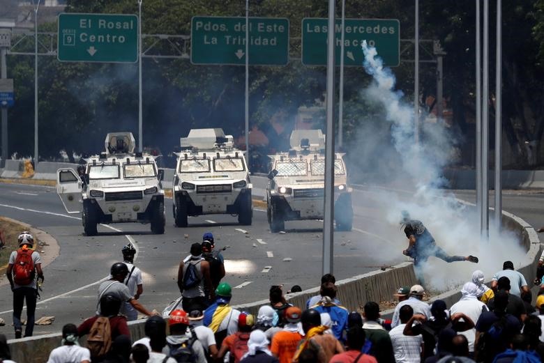 Xe bọc thép của Vệ binh Quốc gia Venezuela được triển khai trên đường phố Caracas sau khi Guaido đăng đoạn video kêu gọi quân đội đảo chính. “Bây giờ chính là thời cơ. Những người lính, người ái quốc và người đàn ông dũng cảm ủng hộ hiến pháp đã đáp lại lời kêu gọi của chúng tôi“, Guaido tuyên bố.