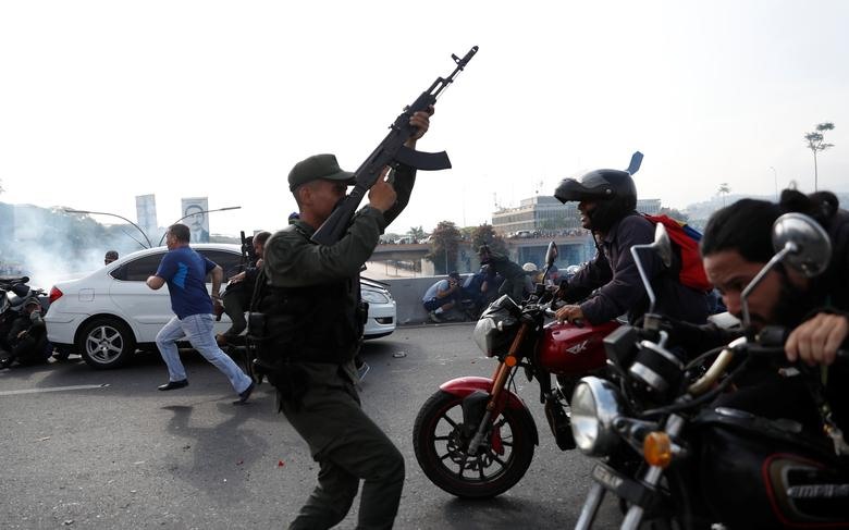 Các binh sĩ ủng hộ Guaido vào vị trí nhắm tới lực lượng quân đội trung thành với Maduro. Chính phủ cho biết họ đang đối mặt với một “nỗ lực đảo chính nhỏ” do “những kẻ phản bội trong quân đội” tiến hành và được các đối thủ cánh hữu hỗ trợ.