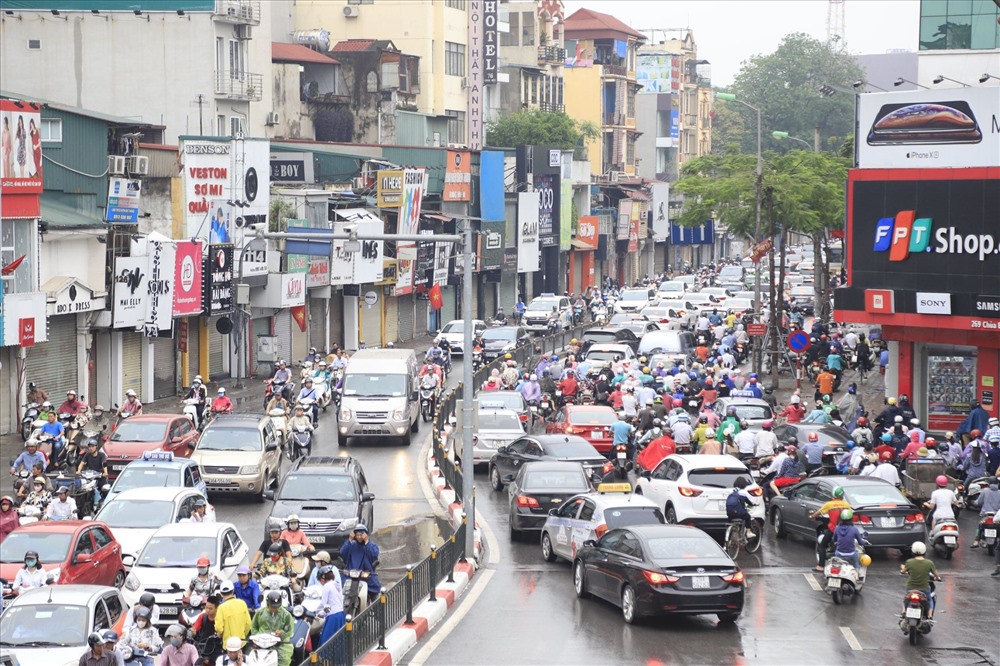 Chùa Bộc và Nguyễn Trãi... khó có thể tránh khỏi tình trạng tắc đường trong thời tiết mưa như sáng nay.