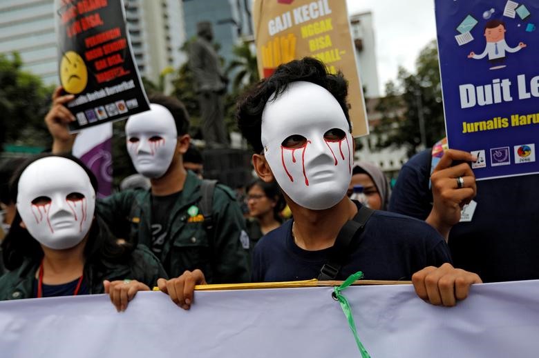 Tại Indonesia, hàng nghìn công nhân cũng tham gia các cuộc biểu tình khác nhau tại thủ đô Jakarta, đòi hỏi tăng lương lên mức tương xứng với tình trạng lạm phát đang gia tăng ở quốc gia này.