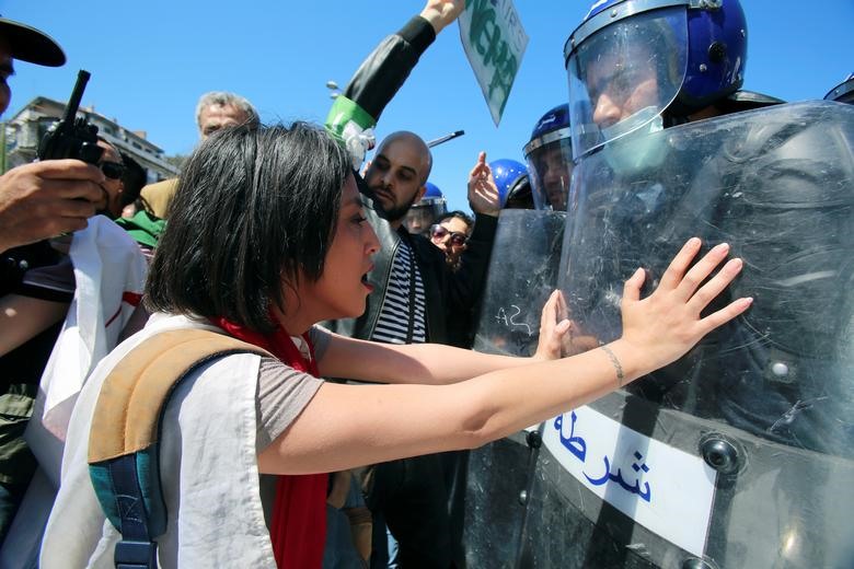 Các sĩ quan cảnh sát ngăn người biểu tình diễu vào Ngày Lao động ở Algiers, Algeria.