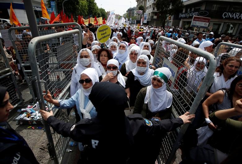 Người biểu tình trải qua kiểm tra an ninh khi họ đến một cuộc biểu tình ở Istanbul, Thổ Nhĩ Kỳ. 