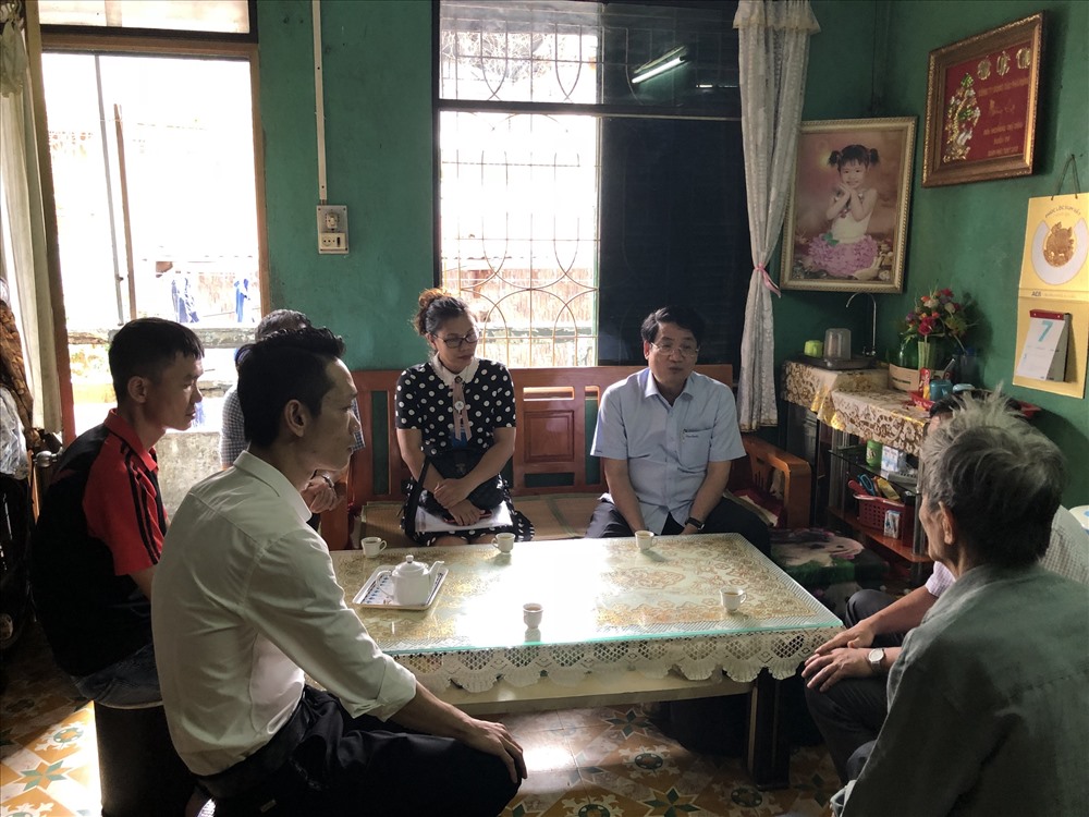 Đồng chí Lê Phan Linh (thứ hai từ phải sang) động viên gia đình CNLĐ Cty cổ phần Vận tải biển Vinaship. Ảnh: D.L