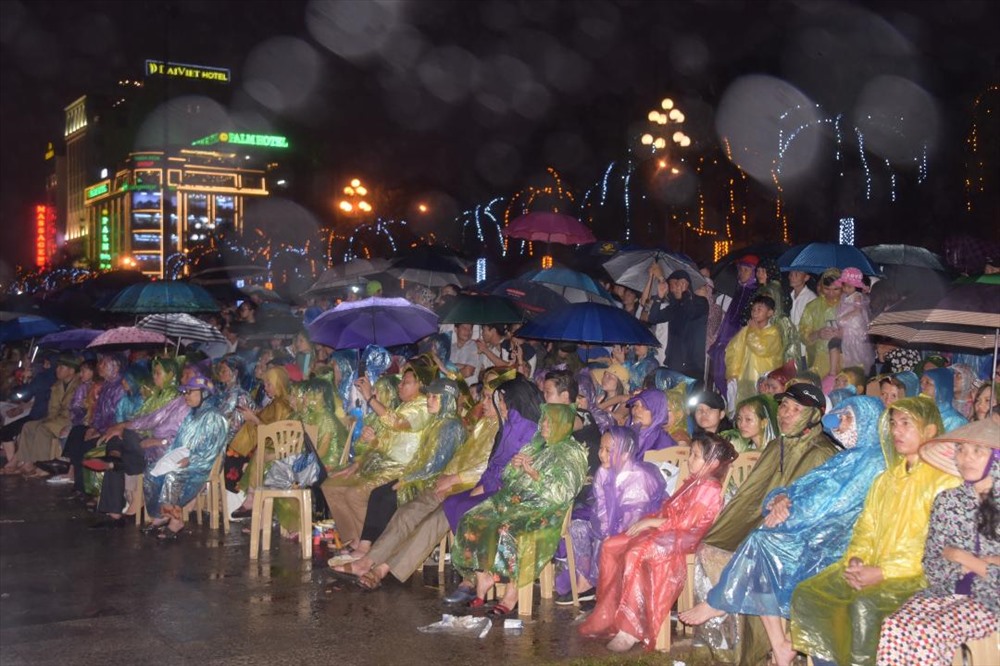 Nhiều khán giả đội mưa ngồi thưởng thức đến phút cuối chương trình. 