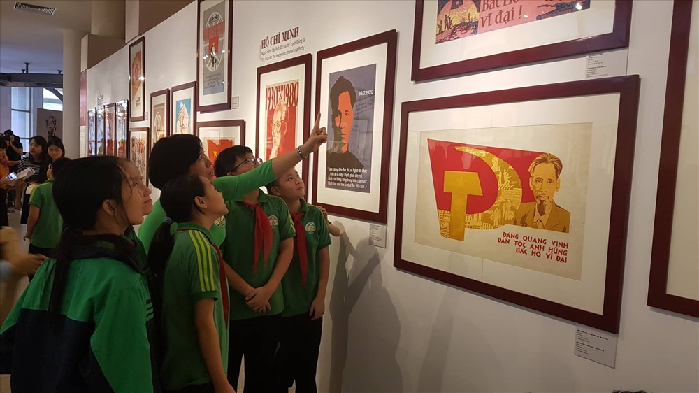Học sinh tham quan triển lãm những bức tranh cổ động về chân dung Chủ tịch Hồ Chí Minh.