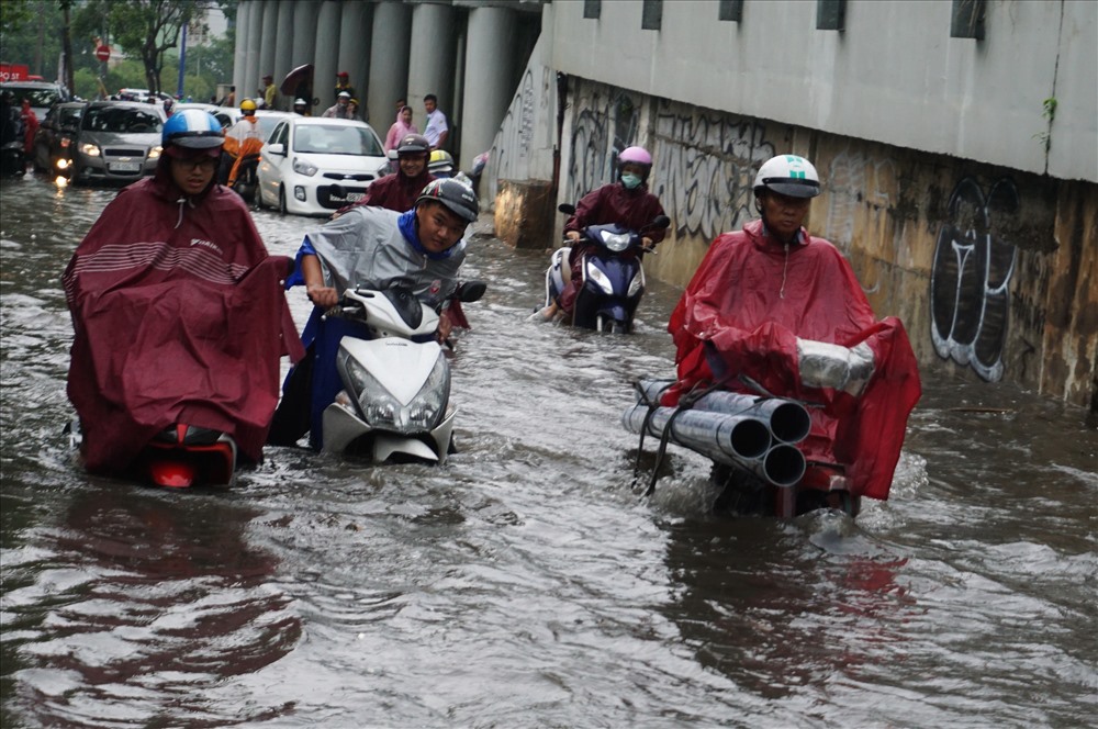 Ghi nhận tại khu vực Q.Bình Thạnh, TPHCM, nhiều tuyến đường bị ngập nước sau 30 trời mưa lớn như:Nguyễn Hữu Cảnh, D1, Điện Biên Phủ,...