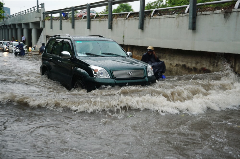 Ông Lê Đình Quyết, Phó Trưởng phòng dự báo Đài Khí tượng thuỷ văn khu vực Nam Bộ, cho biết TP HCM và một số tỉnh Nam Bộ hiện đã bắt đầu bước vào mùa mưa. So sánh với tình hình thời tiết những năm trước, diễn biến mưa như vậy là đúng quy luật, không có bất thường.