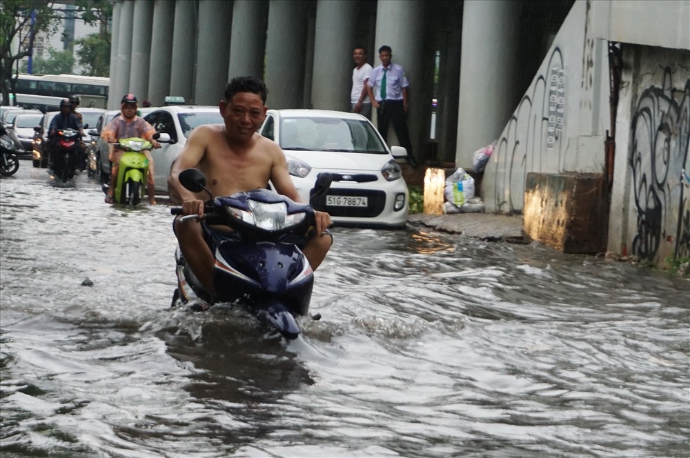 Riêng đường Nguyễn Hữu Cảnh bị ngập nặng nhất. Trong đó, khu vực cầu vượt Nguyễn Hữu Cảnh nước ngập sâu nhất, lút bánh xe máy.